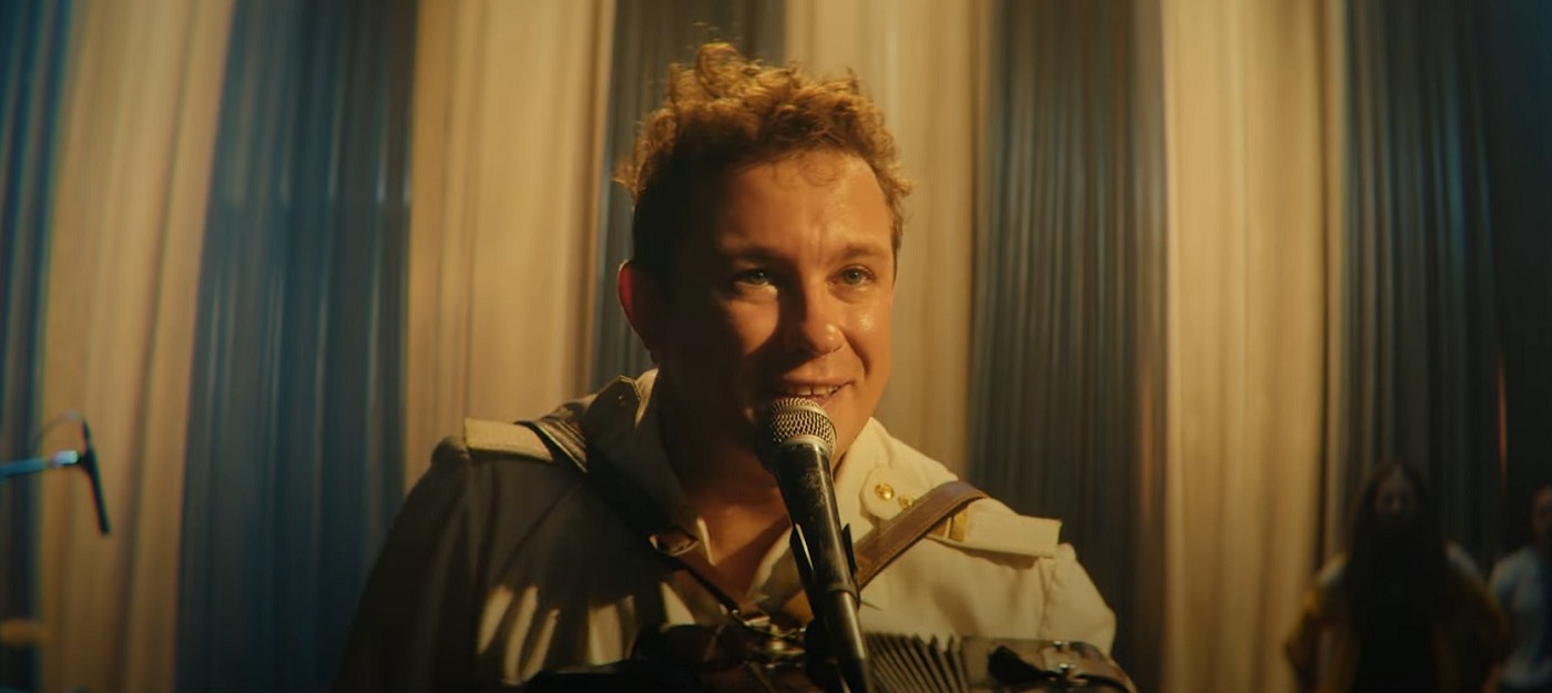 Никита Кологривый в образе Юрия Хоя в отрывке из фильма "Сектор Газа"