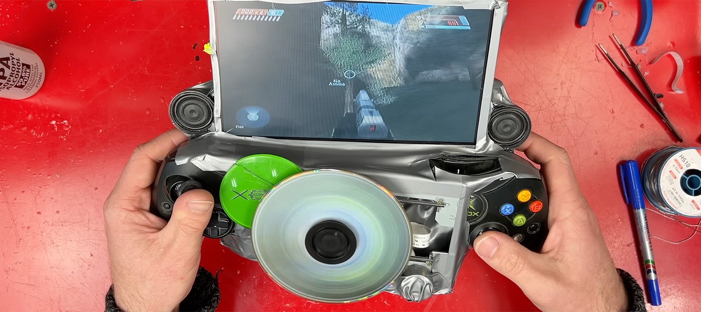 Умелец превратил оригинальную Xbox в портативную катастрофу с помощью пилы и термоклея