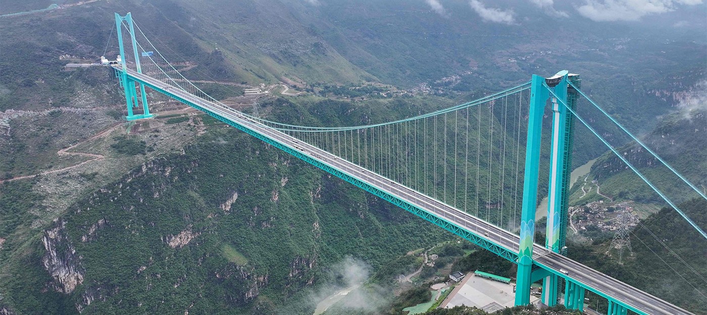 Китай открыл самый высокий мост в мире на высоте 625 метров над каньоном