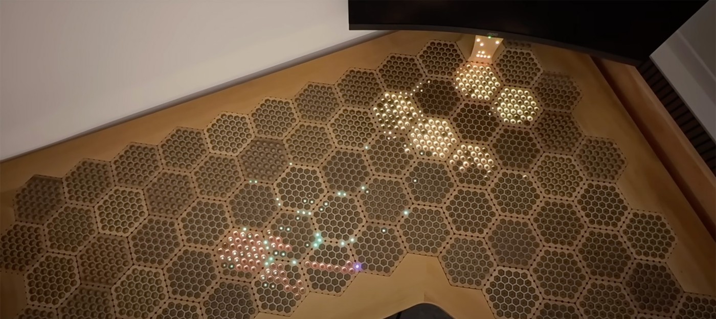 Энтузиаст создал гипнотический стол-улей с симуляцией пчелиной колонии в реальном времени