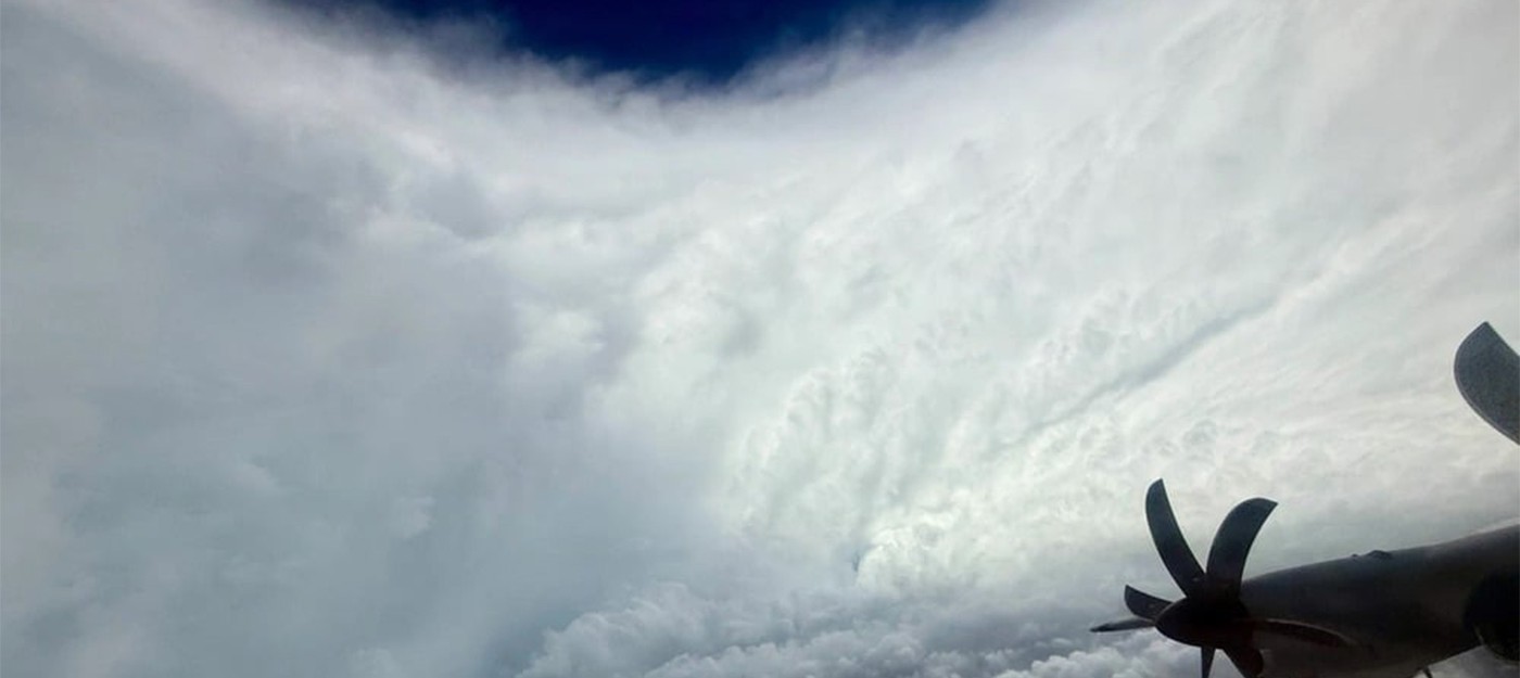 Военные пилоты сняли эпичный вид из центра урагана Мелисса