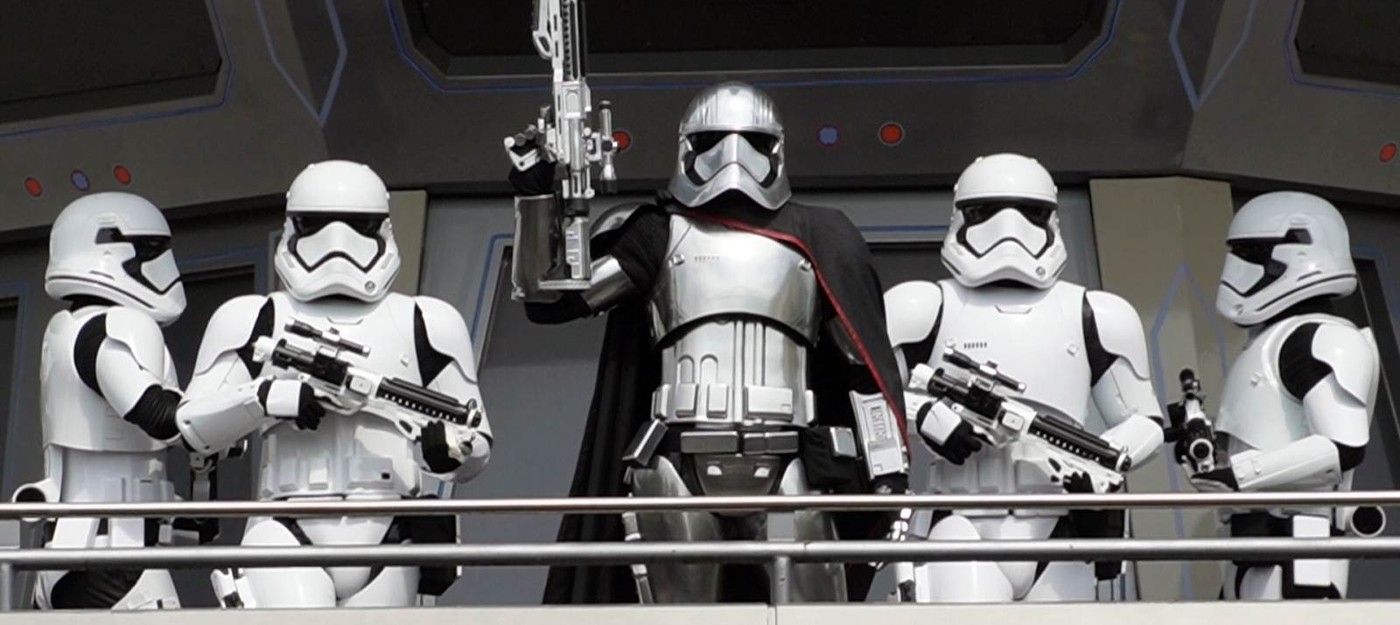 Дэниел Крейг страдал в костюме штурмовика в "Звездных войнах": пахло ужасно, а палец онемел на неделю