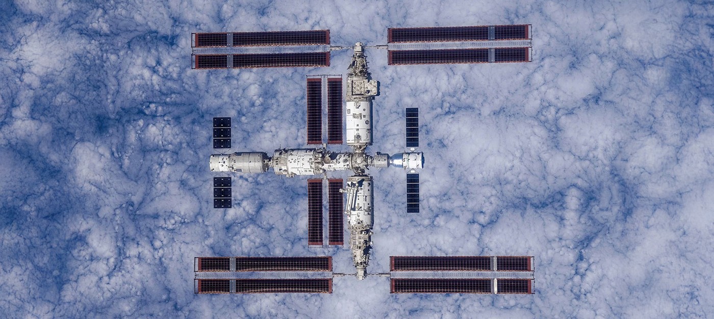 Китайские космонавты вернулись на Землю после инцидента с космическим мусором, но экипаж на орбите остался без корабля