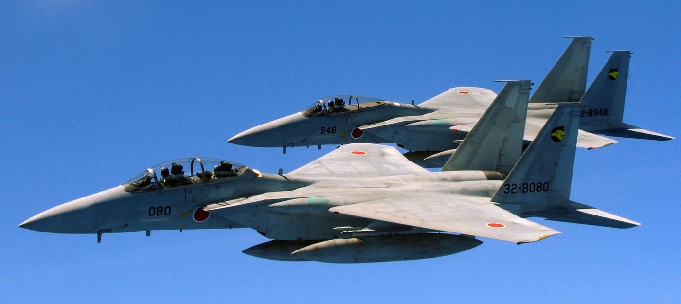 В небе над Окинавой китайские истребители направили системы управления огнем на японские боевые самолеты