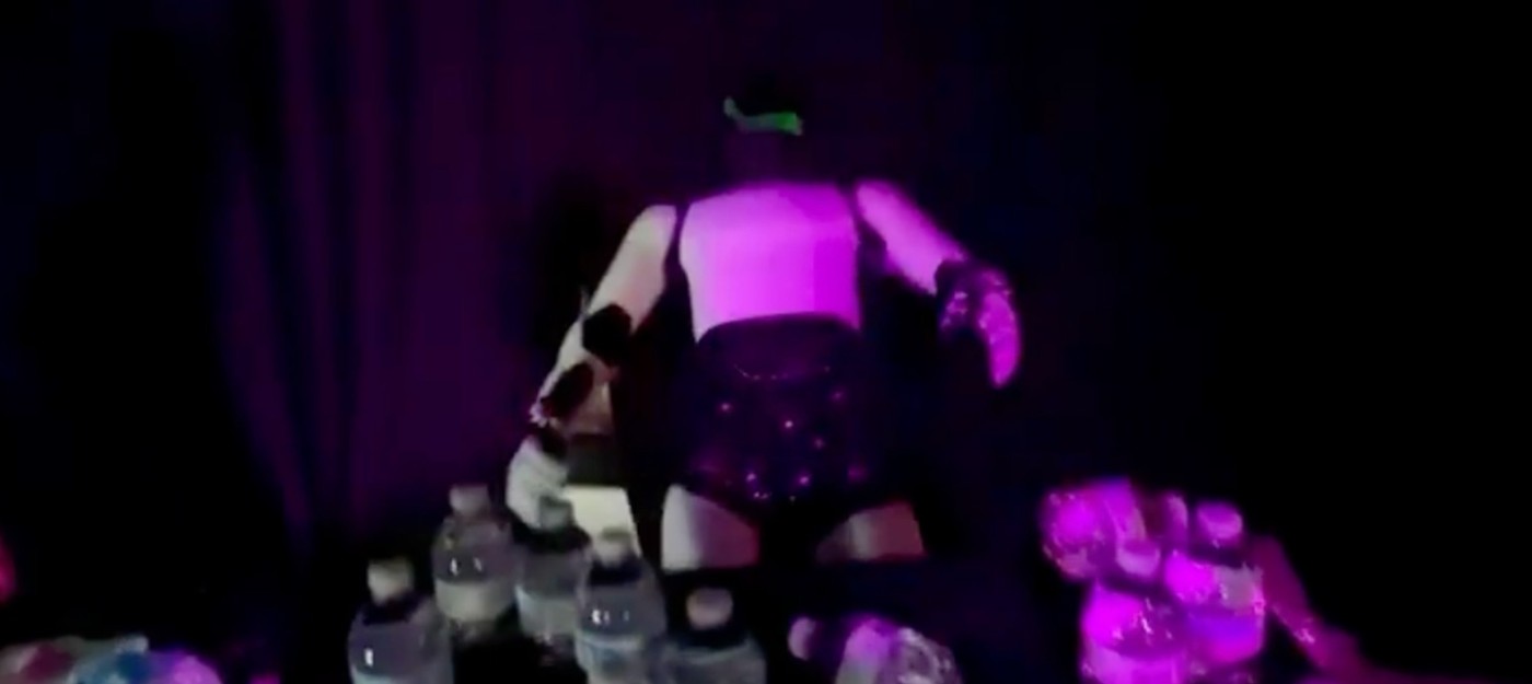 Робот Optimus упал в обморок во время раздачи напитков на выставке Tesla