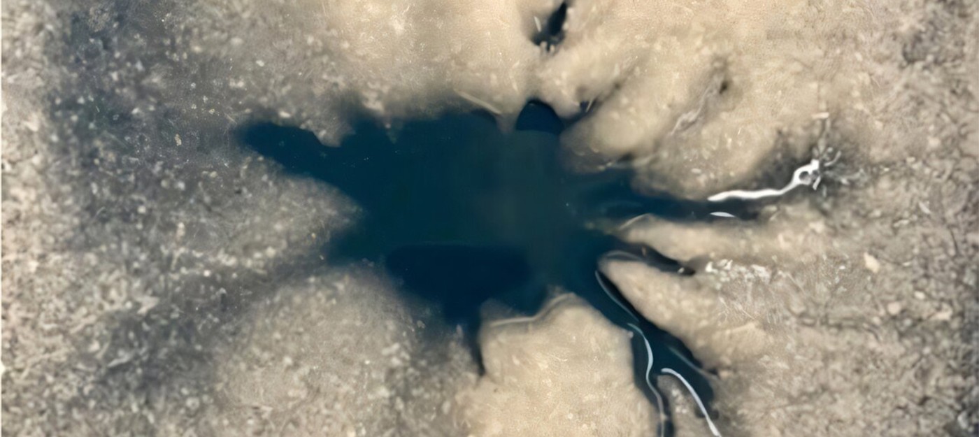 На поверхности Европы нашли километровый след, похожий на паука