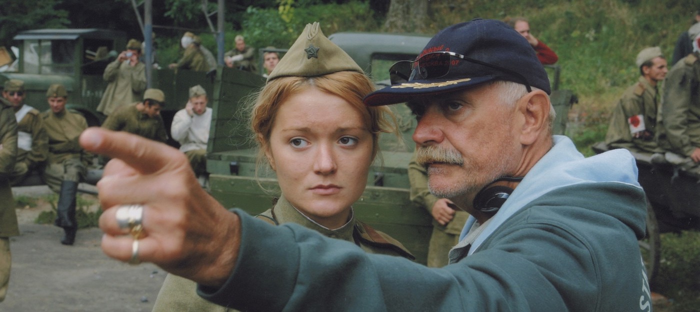 Российские онлайн-кинотеатры вырезали сцену с Никитой Михалковым из "Утомленных солнцем" Никиты Михалкова