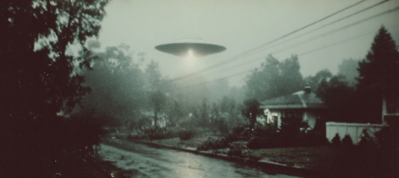 Пилот сообщил о загадочном серебристом цилиндре возле крыла самолета – диспетчер пожелал "удачи с пришельцами"