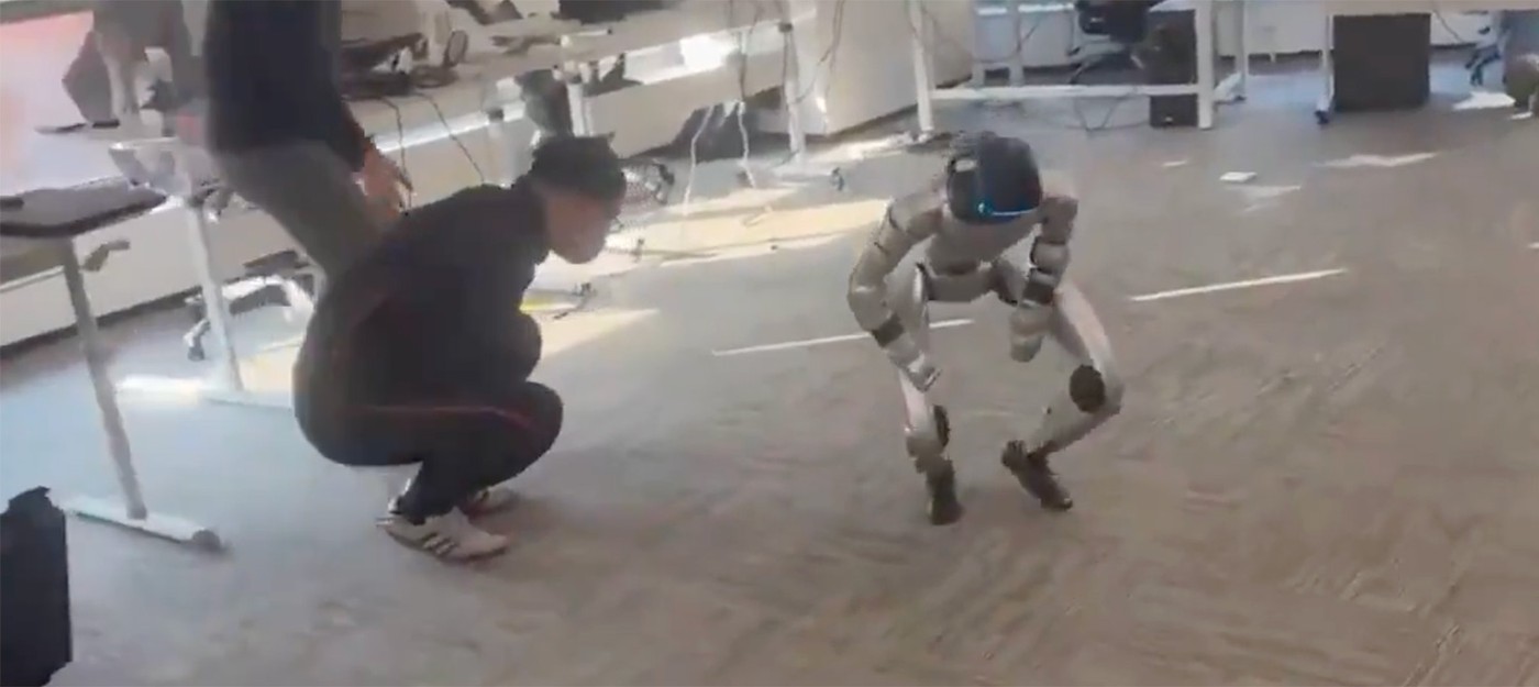 Оператор робота случайно заставил его ударить себя в пах