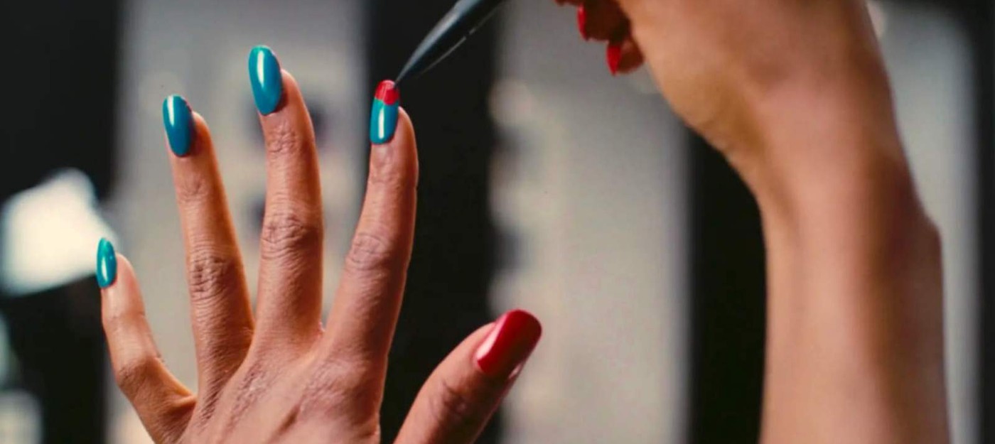 На CES 2026 показали умные накладные ногти, которые меняют цвет по нажатию кнопки
