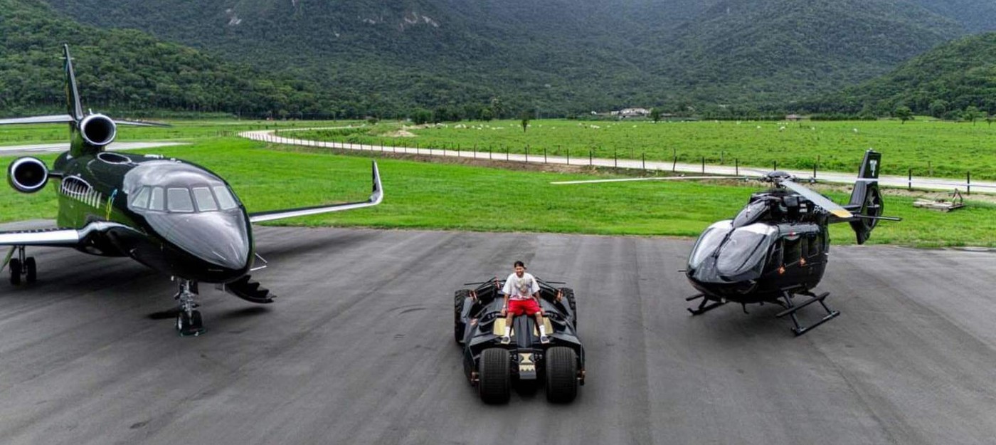 Неймар купил легендарный Бэтмобиль из трилогии "Темный рыцарь" за 1,3 млн фунтов