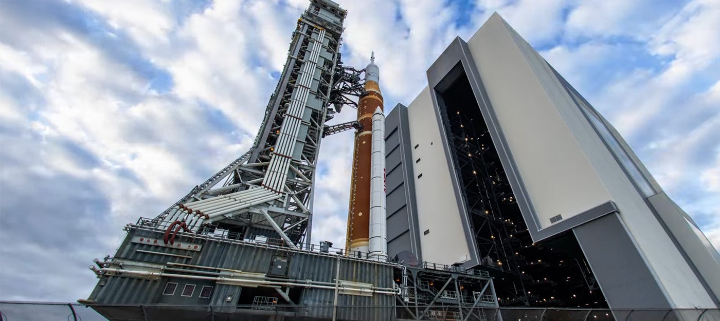 Видео демонстрирует доставку гигантской ракеты для лунной миссии Artemis II на площадку