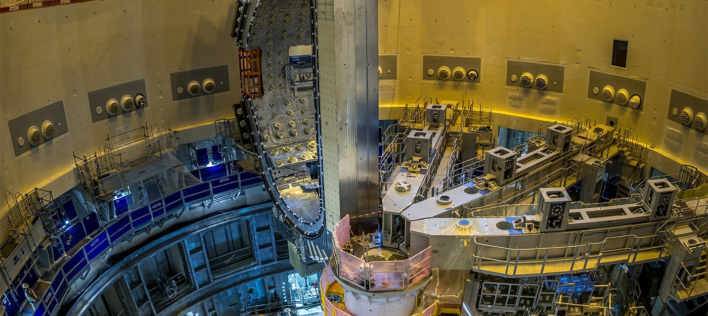 Во время ночной операции в реактор термоядерного синтеза ITER установили еще один гигантский модуль