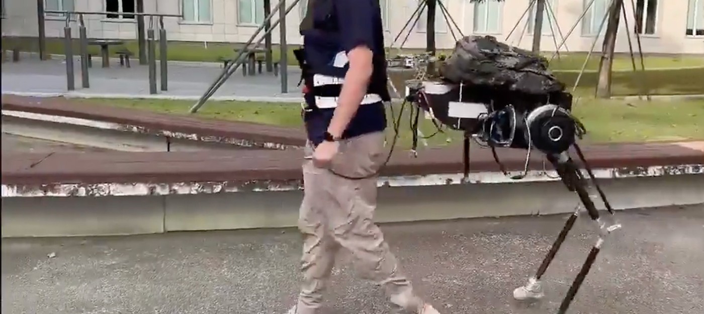 Китайские инженеры создали робота-кентавра, который крепится к человеку и ходит за ним на двух ногах