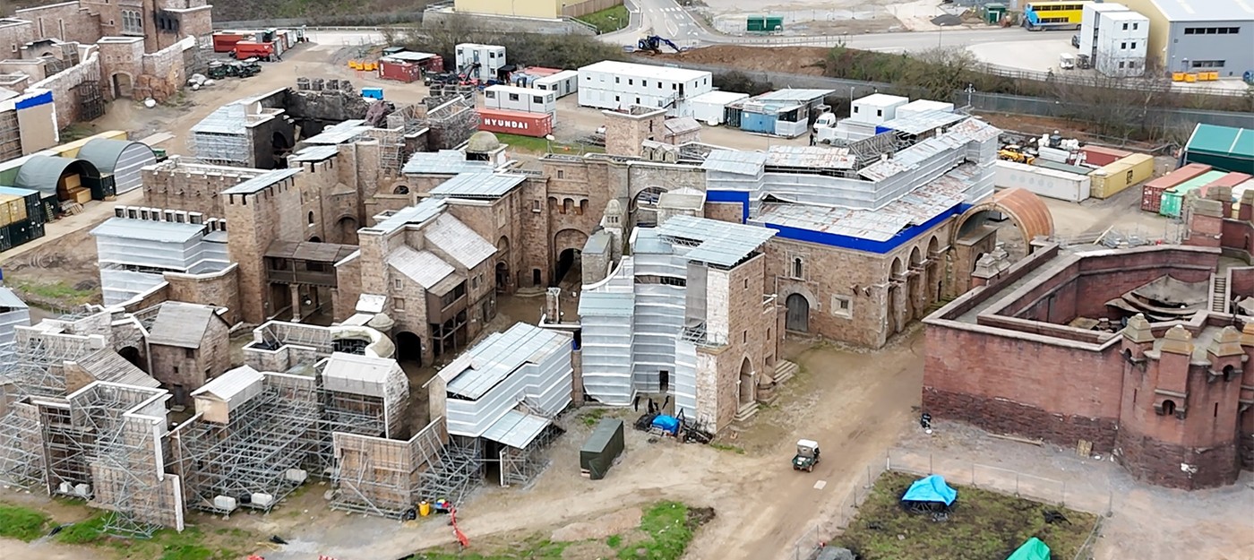 Съёмочную площадку сериала по "Гарри Поттеру" сняли при помощи дрона – показали поле для квиддича, Тисовую улицу и часть Хогвартса