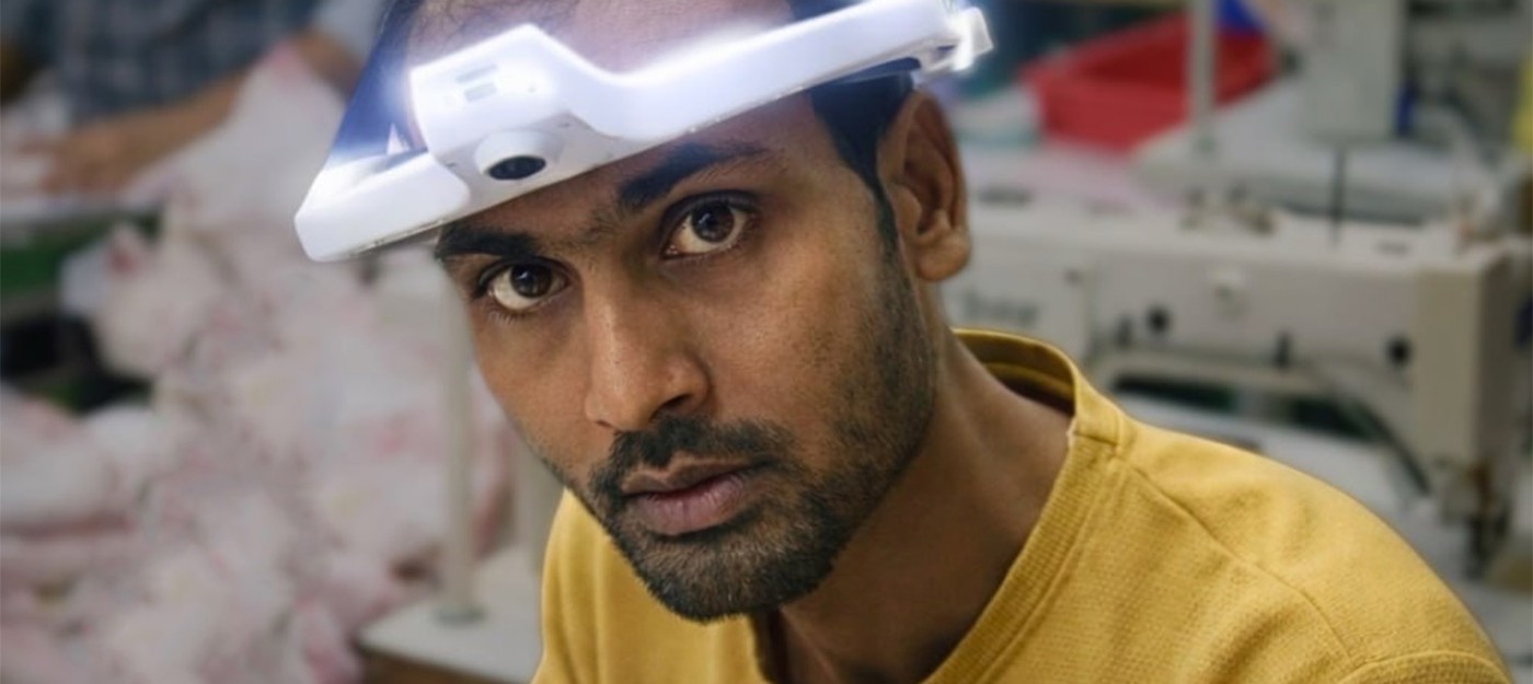 Рабочие индийских фабрик носят камеры на голове, чтобы научить роботов двигаться как люди