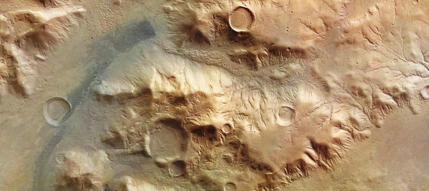 По поверхности Марса стремительно "расползается" тёмное пятно в регионе равнины Утопия