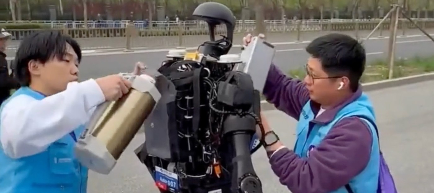 Полумарафон роботов в Пекине превратился в подобие "Формулы-1" с пит-стопами для смены батарей и заливки WD-40