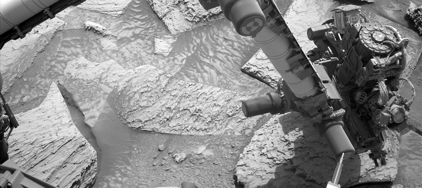 Марсоход Curiosity несколько дней пытался освободиться от застрявшего камня на Марсе