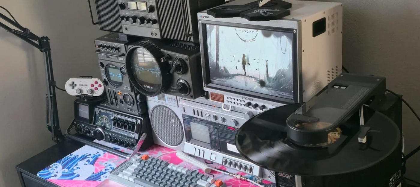 Геймер собрал ретрофутуристичный ПК с CRT-монитором, дисководом, бумбоксом и проигрывателем винила