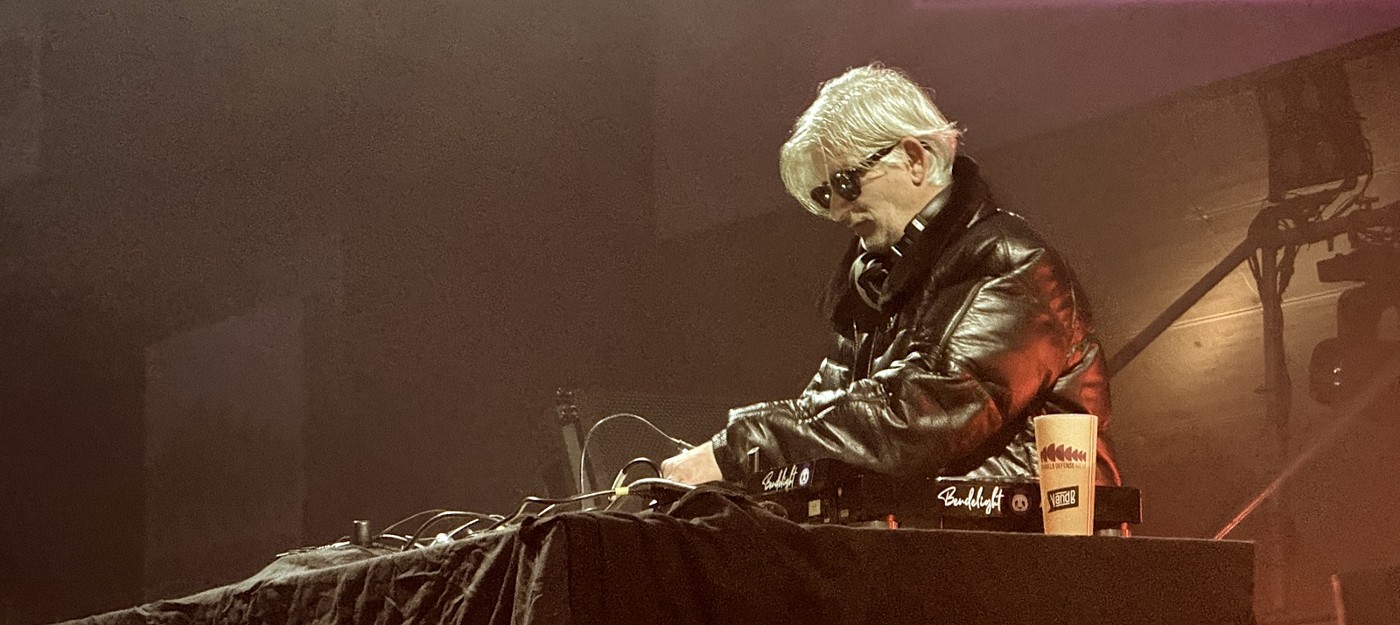 Умер Kavinsky, создавший культовый трек Nightcall для фильма "Драйв"