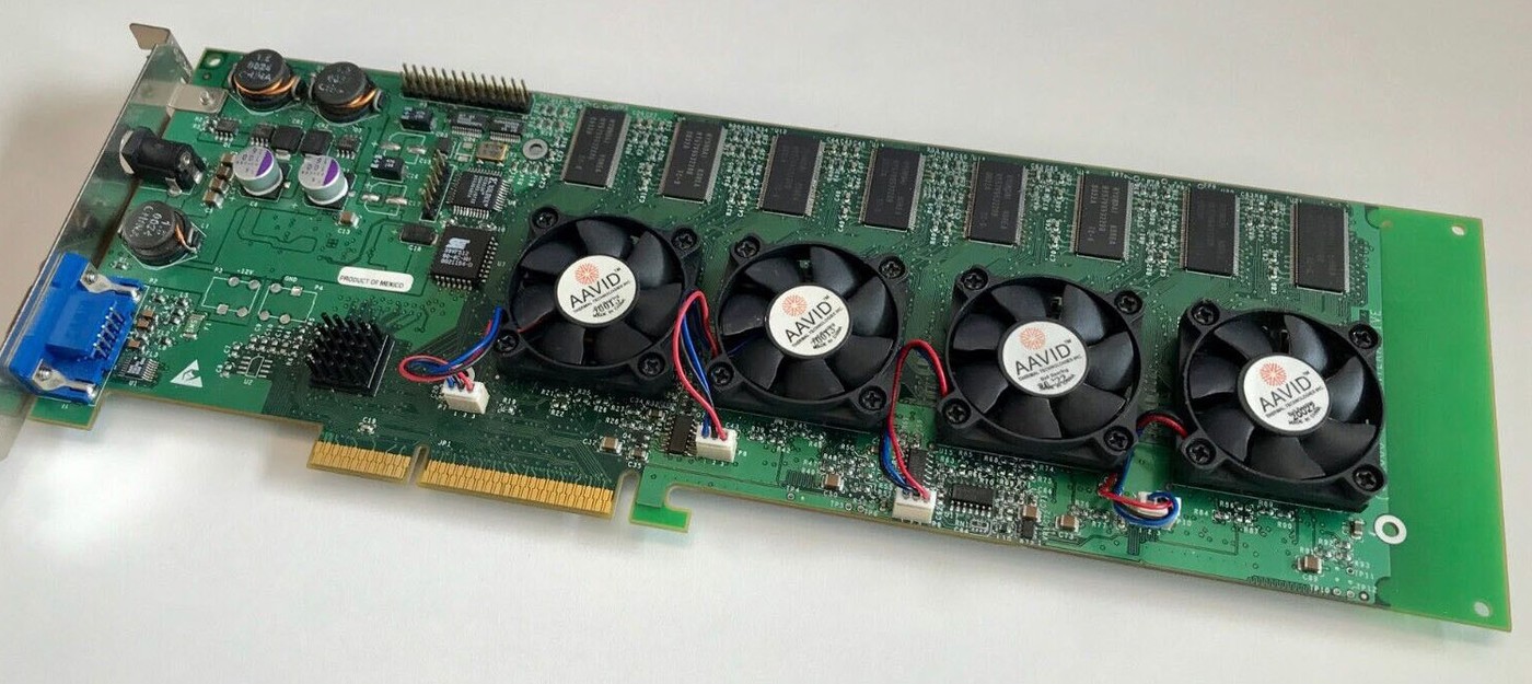Старинная видеокарта Voodoo 5 5500 с двумя крошечными вентиляторами напомнила, как выглядело будущее графики