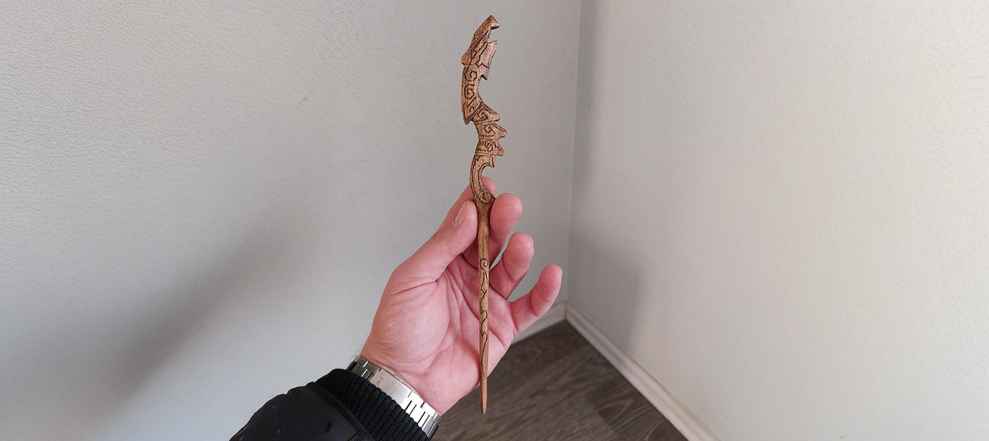 Фанат Skyrim сделал для своей жены заколку в виде посоха драконьего жреца и собрал очередь желающих сделать заказ