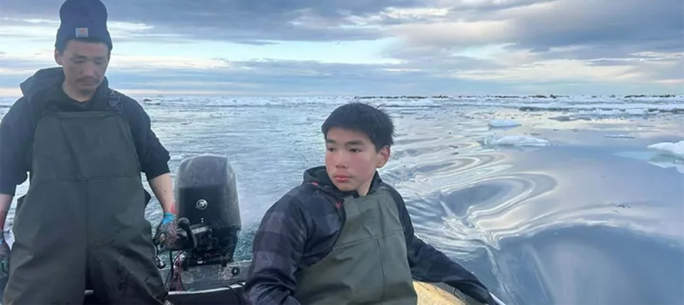 15-летний рыбак с Аляски провел в Беринговом море 62 часа без еды и воды после того, как его лодка перевернулась