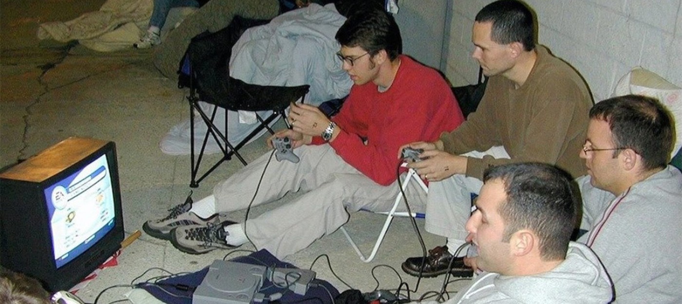 Фотографии 26-летней давности с очередями за PS2 напомнили о временах, когда стояли ради приставки, а не ради перепродажи