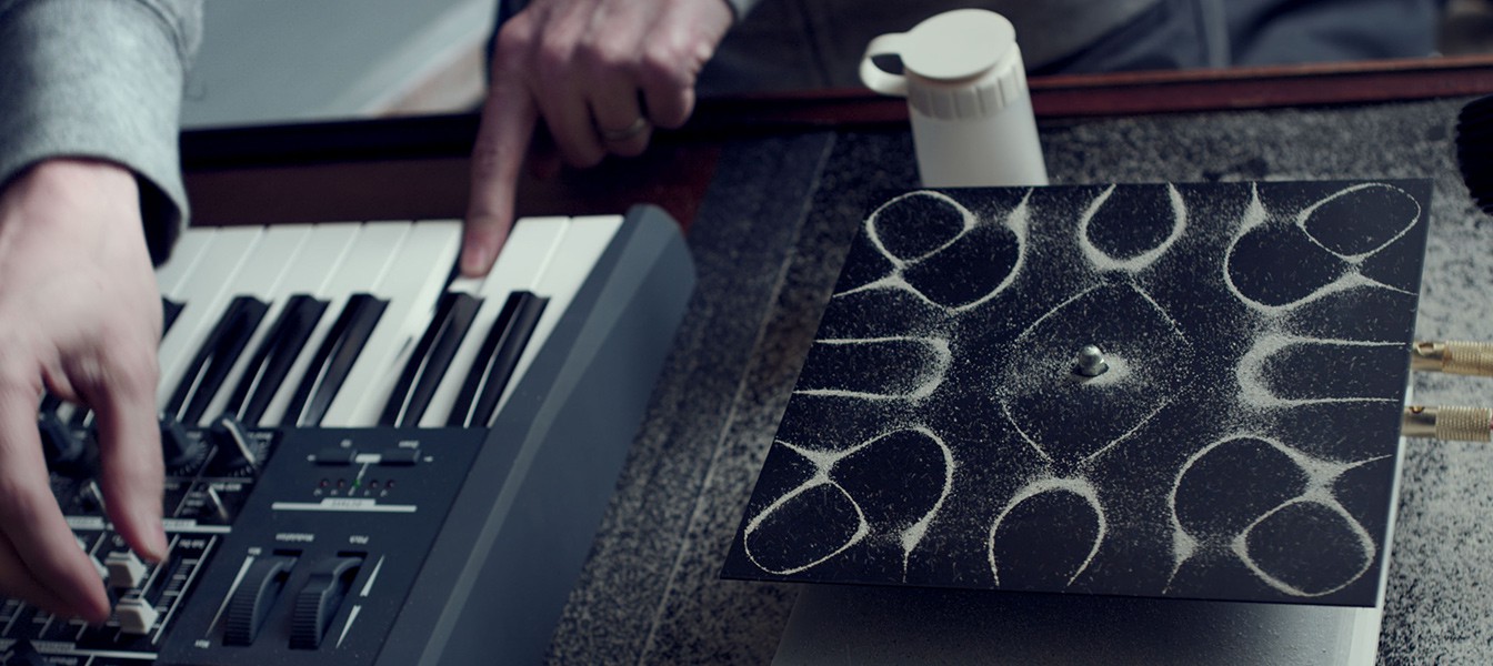 Магия вибраций и музыки в клипе Cymatics