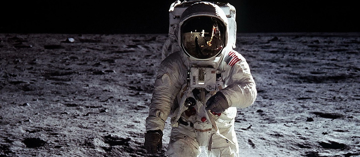 Человек который впервые оказался на поверхности луны. Скафандр Аполлон 11. Костюмы астронавтов Аполлон 11. Аполлон 11 1969.