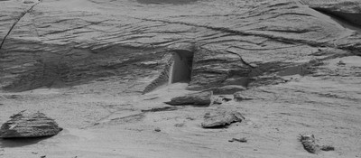 Ровер Curiosity сделал фотографию "дверного проема" на Марсе