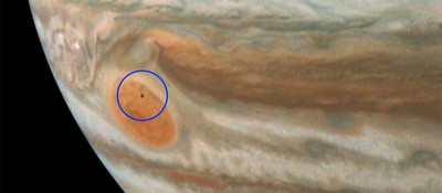 Таинственная луна появилась на фоне большого красного пятна Юпитера на новом изображении от Juno
