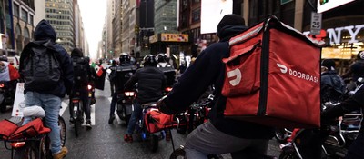 Бывший курьер доставки еды DoorDash признался в мошенничестве на 2,5 миллиона долларов