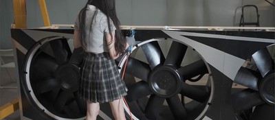 Энтузиастка из Китая собрала ПК размером с комнату – внутри RGB-корпуса помещаются люди в полный рост