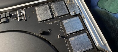 Инженер самостоятельно увеличил память MacBook Pro до 8 ТБ за 800 долларов вместо 3000 в официальном магазине