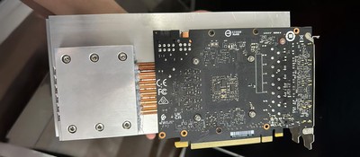 Владелец RTX 4060 прикрутил к видеокарте алюминиевый радиатор весом 2,5 кг и добился пассивного охлаждения