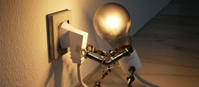 Геймеры попытались разобраться почему электричество не работает, если воткнуть вилку между двумя розетками