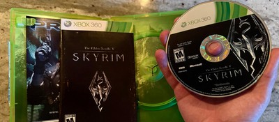 Геймер отдал последние почести диску Skyrim с полуночного релиза 2011 года – после 15 лет непрерывного использования он перестал читаться