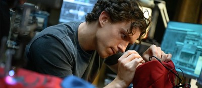 В фильме "Человек-Паук: Новый день" Питер Паркер зарабатывает 28 080 долларов в год – но без денег он не остается