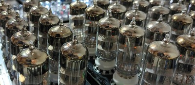 Энтузиаст собрал 8-битный компьютер на 460 радиолампах, которому нужно 15 минут на прогрев