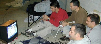 Фотографии 26-летней давности с очередями за PS2 напомнили о временах, когда стояли ради приставки, а не ради перепродажи