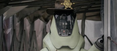 Косплей протектрона  из Fallout в натуральную величину, который путают со скриншотами