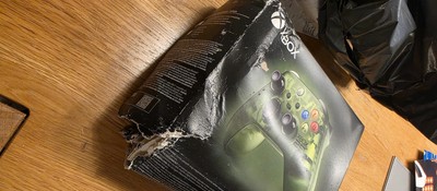 Юбилейный геймпад Xbox доставили в мокрой и повреждённой коробке – и это не единичный случай