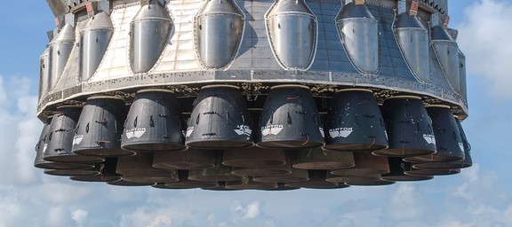 SpaceX доставила сверхтяжёлый бустер на стартовую площадку перед