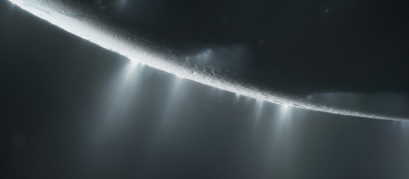 Спутник Сатурна Энцелад скрывает глобальный океан под поверхностью