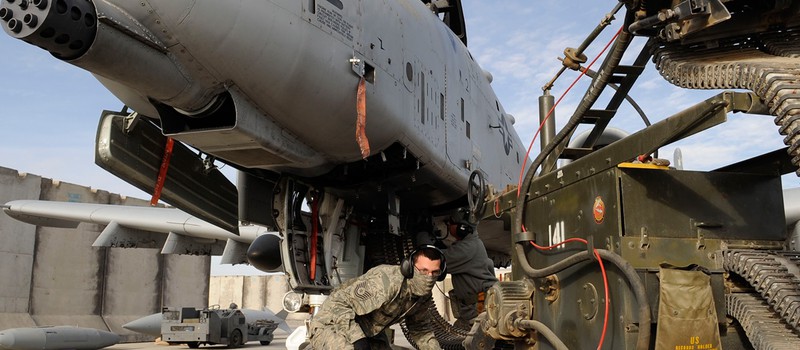 Как военно-воздушные силы США заряжают самую большую летающую пушку