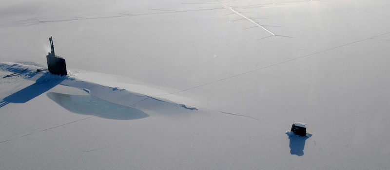 Американская субмарина выбирается из-под арктического льда