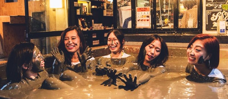 В этом японском баре можно сидеть в грязи и пить алкоголь
