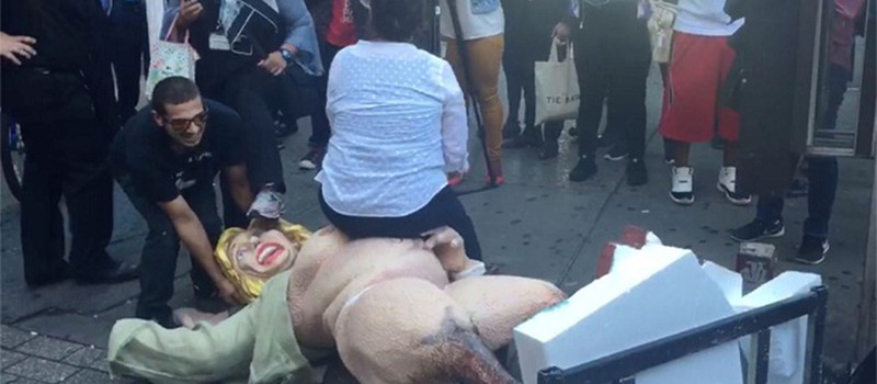 Жительница Нью-Йорка напала на статую голой Хиллари Клинтон